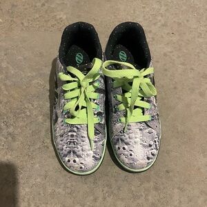 Youth Heelys size 6